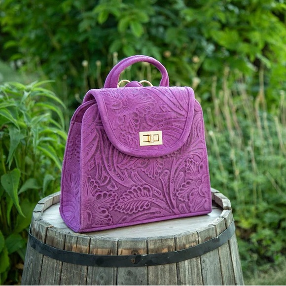 Hand carved genuine leather backpack - Picture 3 of 13